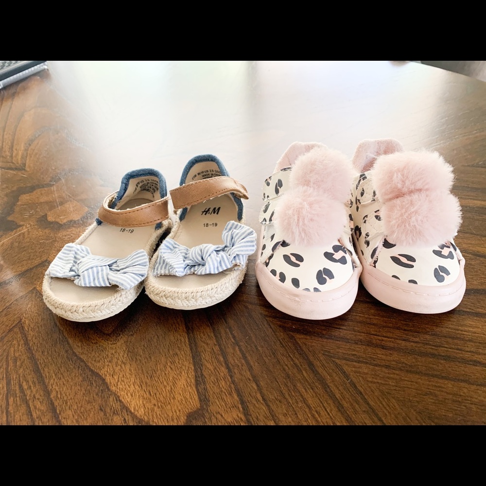 Girl shoes size 2.5 (infant) Fits most 7-9 mo.